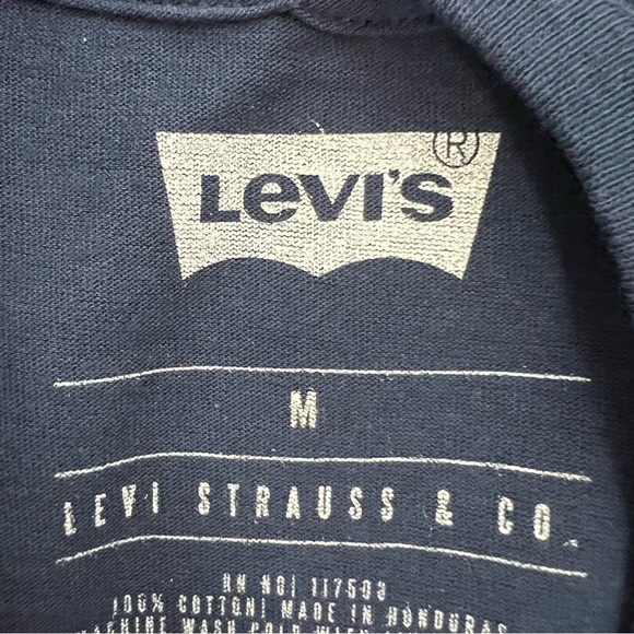 NWT LEVI’S STRAUSS Men’s Pullover Tee Shirt Sz Medium Blue W/Multi Color Graphic - Picture 5 of 8